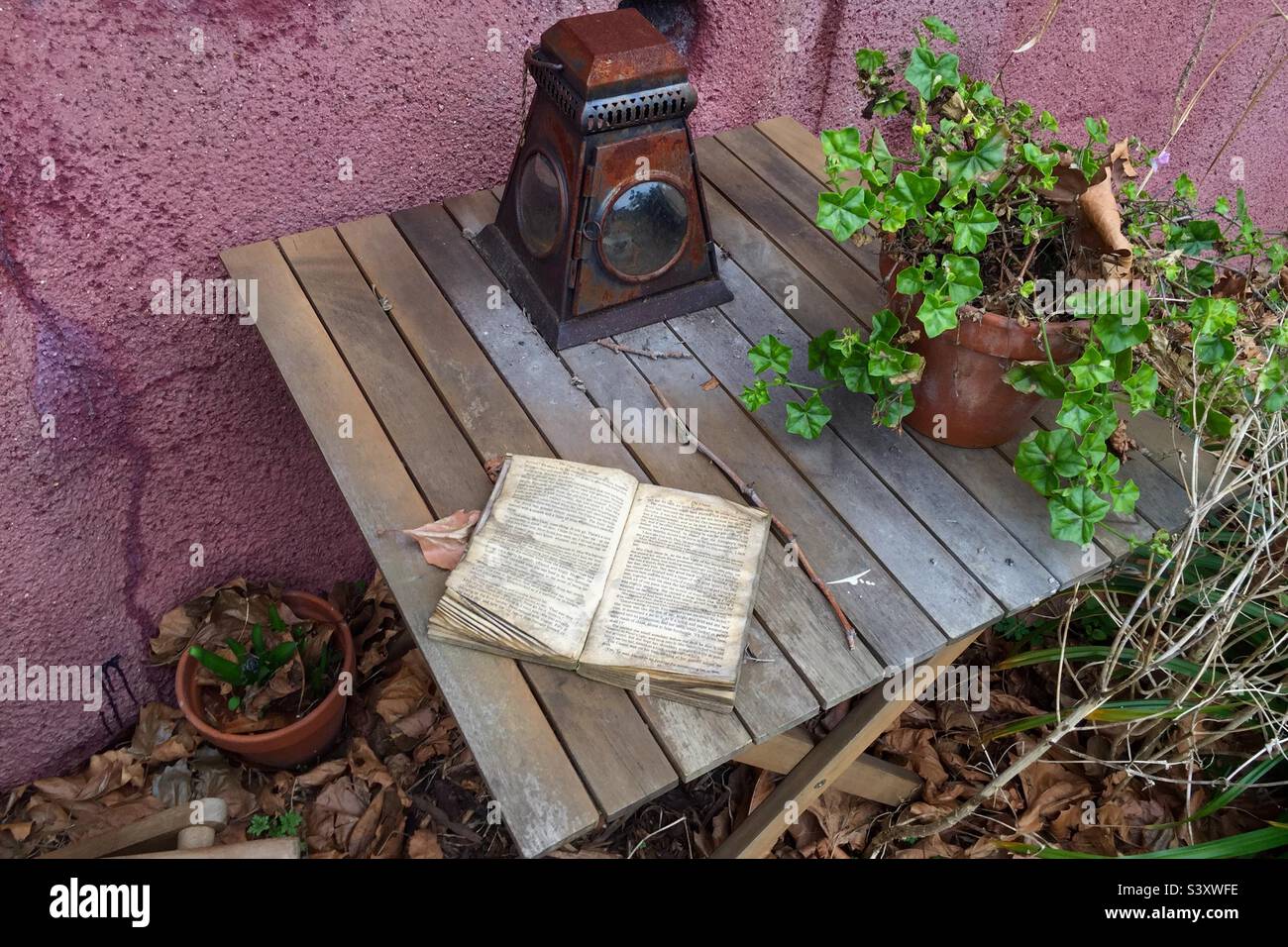 Altes verlassene Buch auf dem Tisch Stockfoto