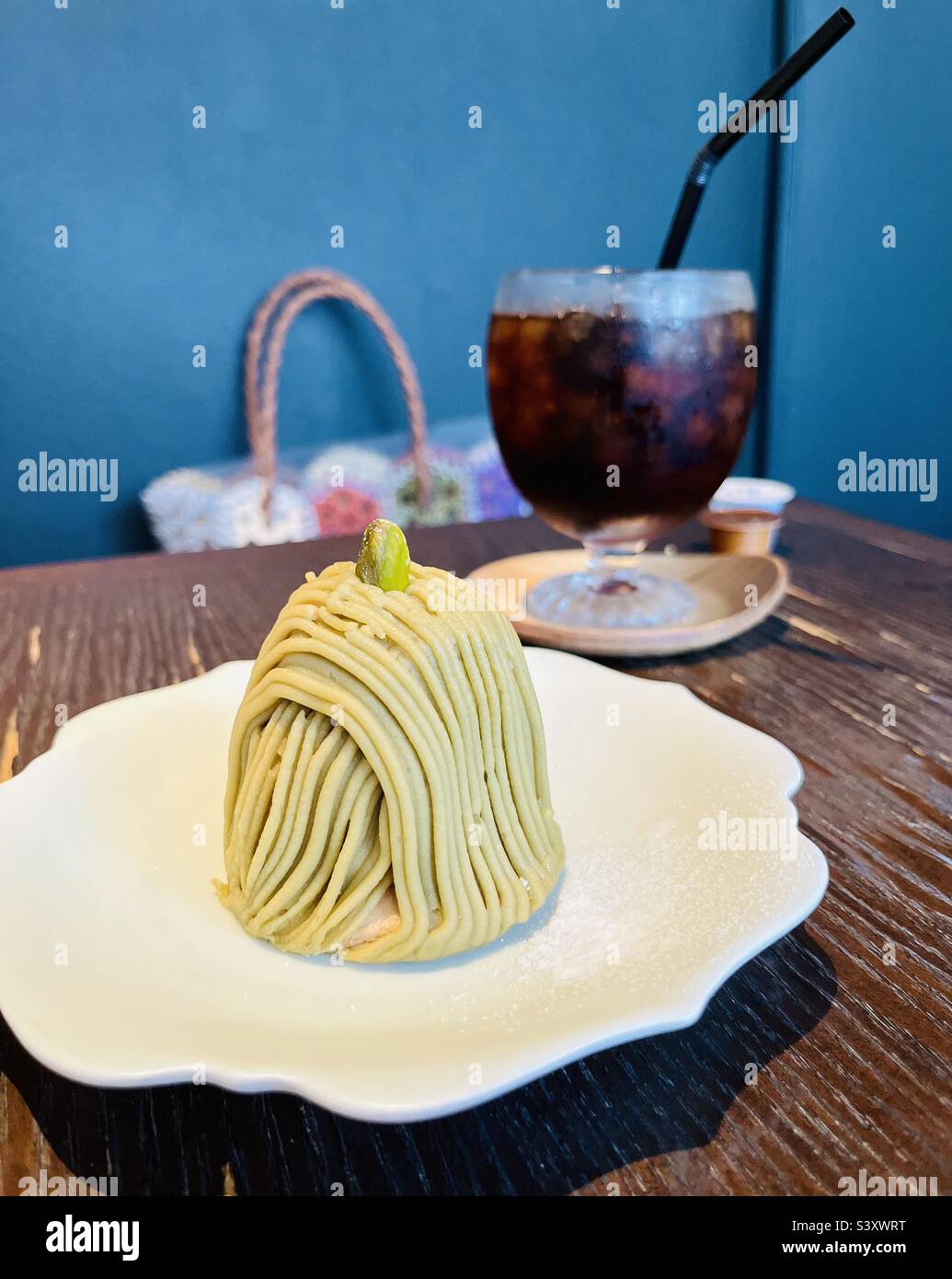 Eine Pistachio montblanc Torte mit Eiskaffee Stockfoto