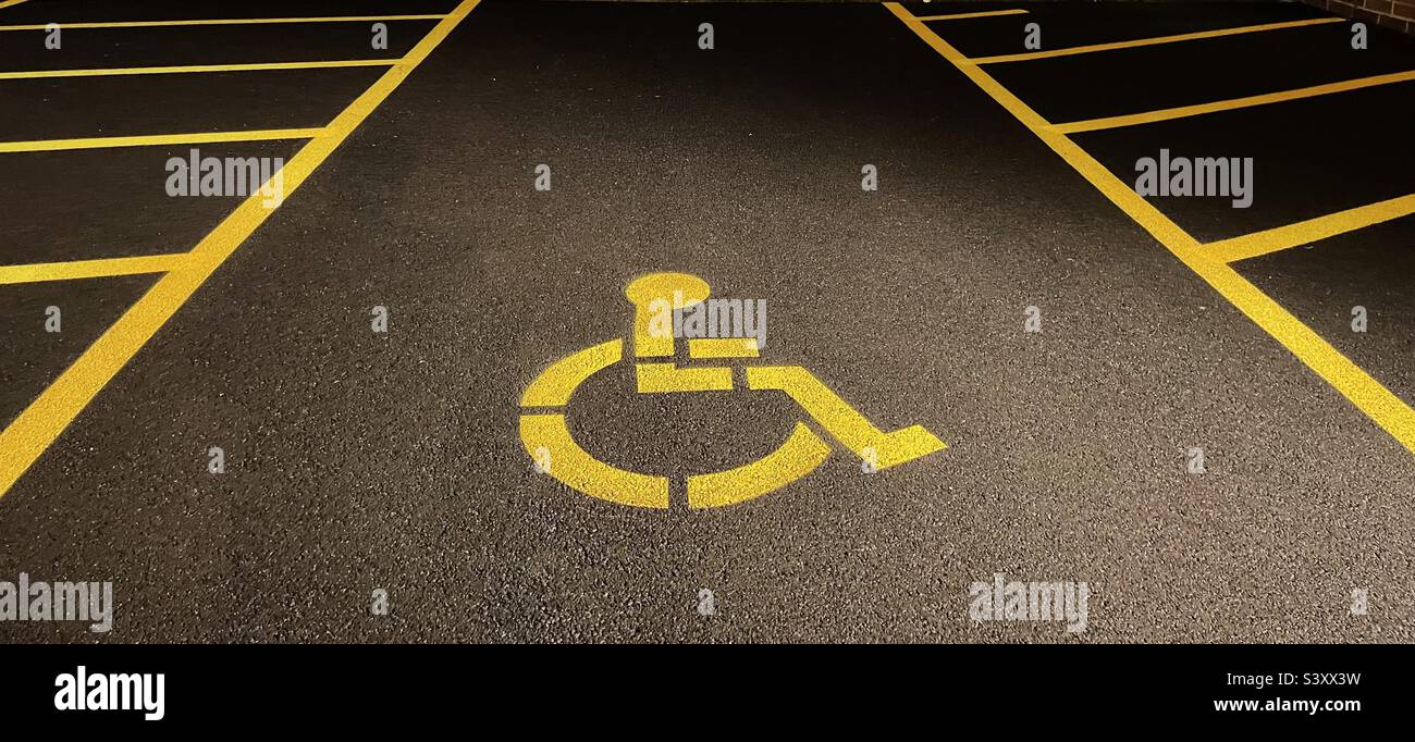 Gelbes Behindertenparkschild Stockfoto