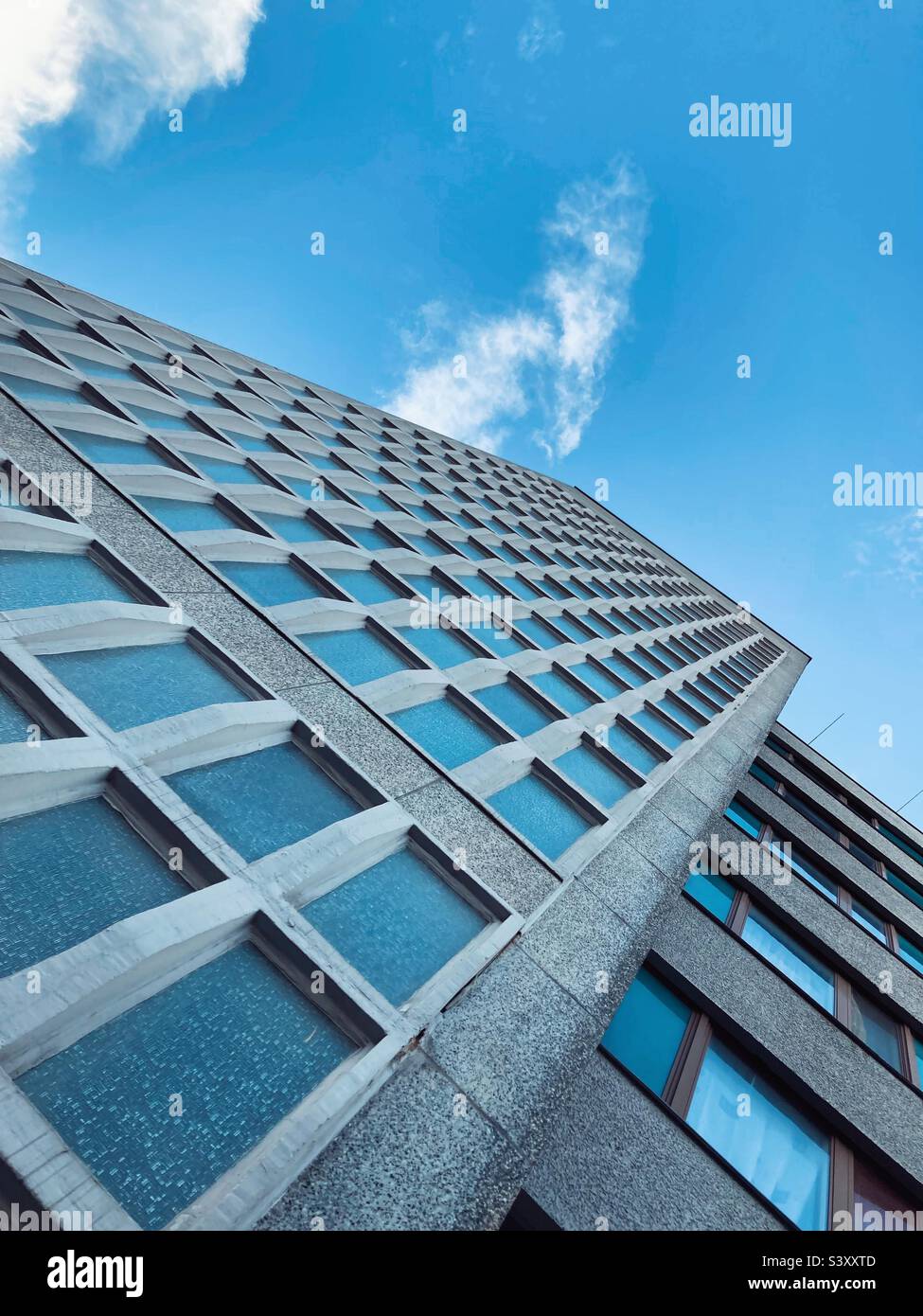 Die Fassade eines Hochhauses im DDR-Stil in Berlin - Smartphone-aufgenommenes Stockfoto