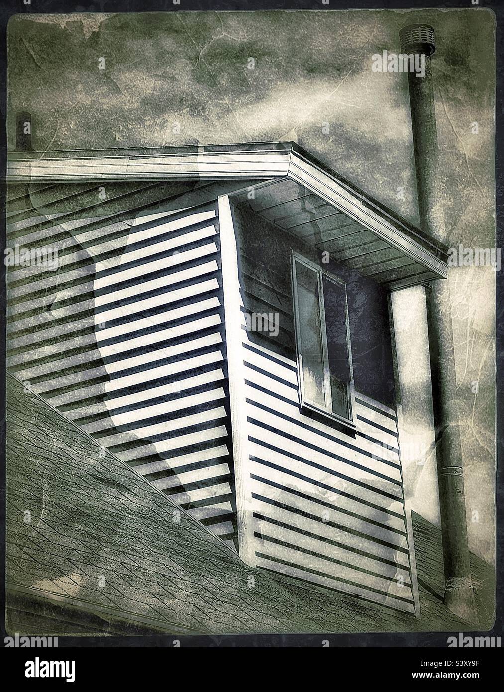 Rückseite eines Hauses im Cape Cod-Stil, mit Dachfenstern, erbaut Mitte der 1980er Jahre. Dies ist ein Familienhaus in Utah, USA. Das Bild alterte und verwitterte digital, was ein bereits älteres Zuhause mehr erscheinen lässt. Stockfoto