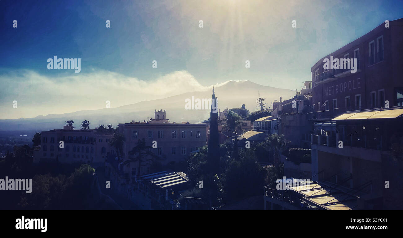 Blick auf den Ätna von Taormina am späten Nachmittag verursacht Silhouetten in Sizilien Italien Stockfoto