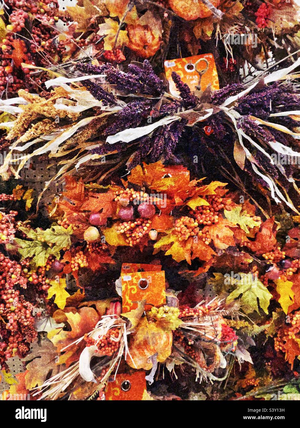 In den Gängen des örtlichen Hobbylobby-Stores in Utah, USA, werden wunderschöne herbstliche florale Wohndekorstücke ausgestellt. Viel Form, Farbe und Textur in diesen floralen Stücken würde feine Akzente für ein Zuhause machen - Smartphone-aufgenommenes Stockfoto