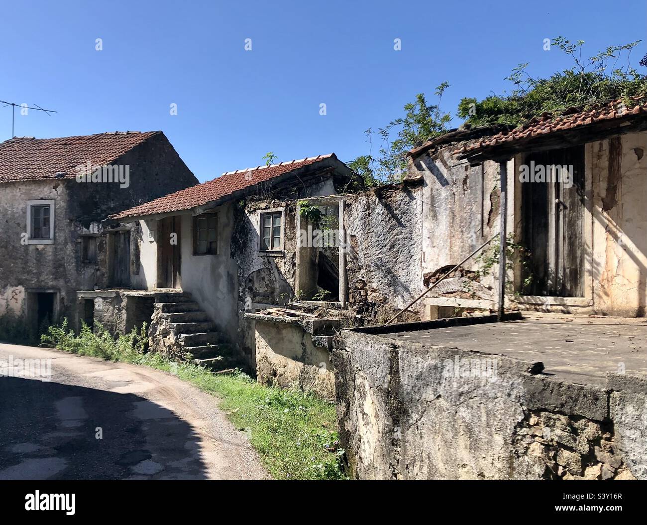 Verödselte Grundstücke in einem kleinen portugiesischen Dorf - Smartphone-aufgenommenes Stockfoto