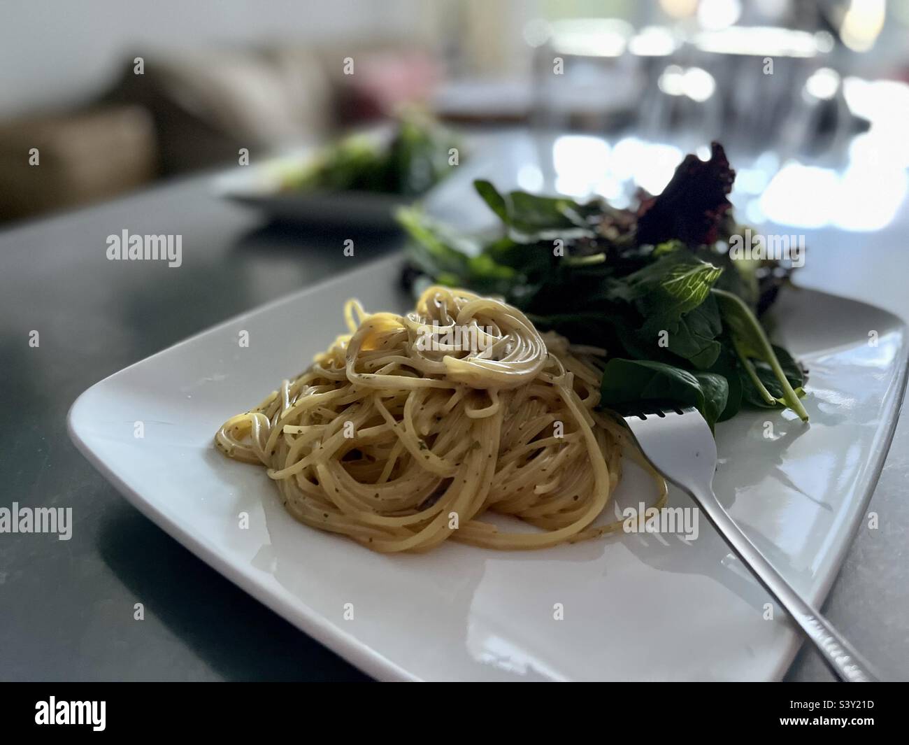 Käse Pasta mit Salat Abendessen Stockfoto