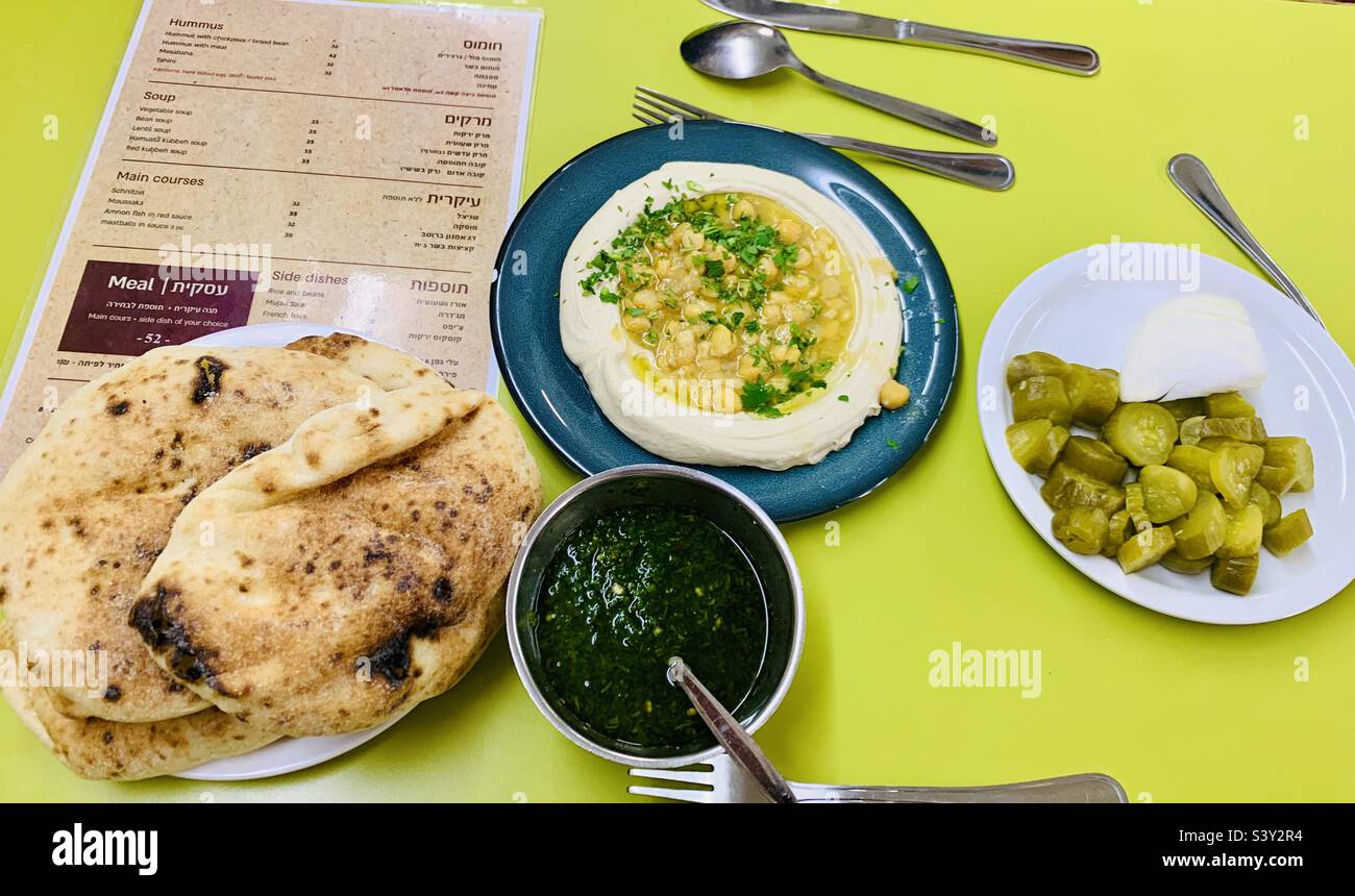 Teller mit Hummus im beliebten Restaurant Pinati in West-Jerusalem, Israel. Stockfoto