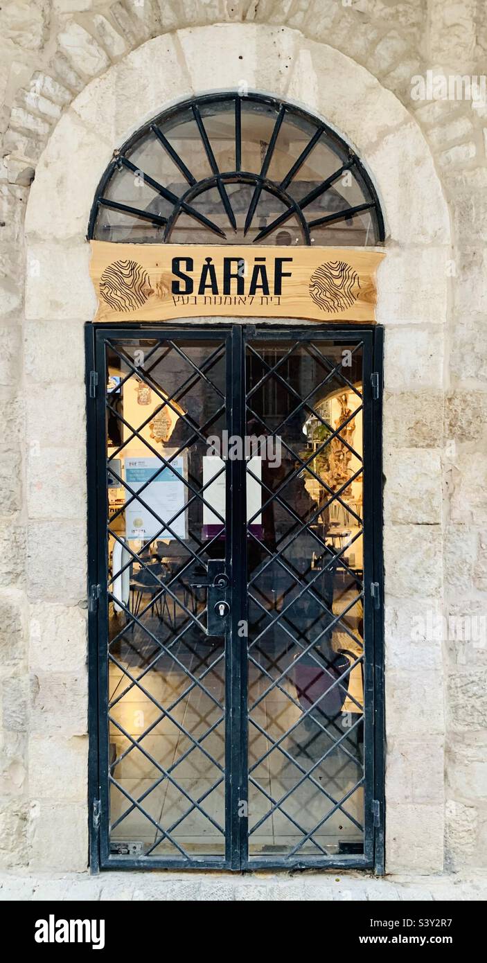 Wunderschöne Türen und Fenster im Nahalat Shiv’a Viertel in Jerusalem. Stockfoto
