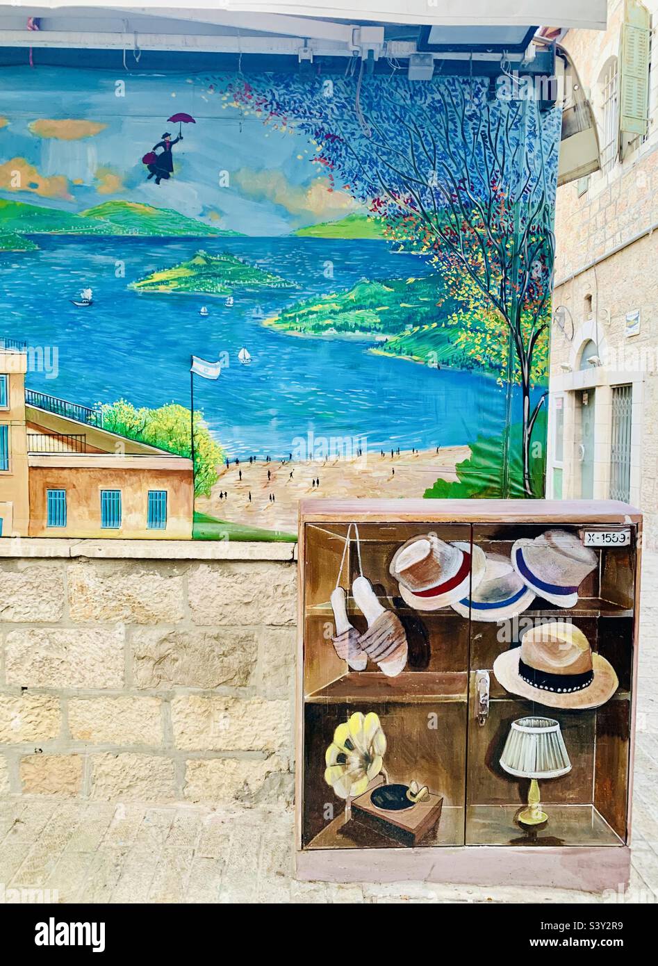 Wunderschöne Wandmalereien im Nahalat Shiv’a Viertel in Jerusalem. Stockfoto