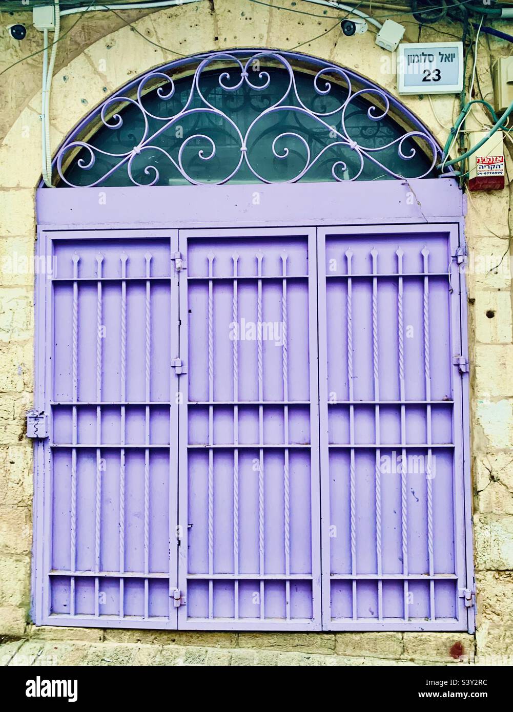 Wunderschöne Türen und Fenster im Nahalat Shiv’a Viertel in Jerusalem. Stockfoto