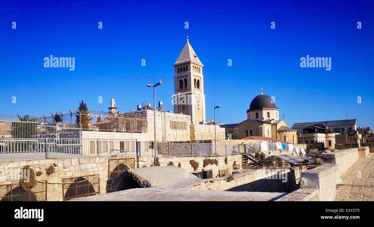 Blick auf die lutherische Kirche vom Marktdach im muslimischen Viertel in der Altstadt von Jerusalem. Stockfoto