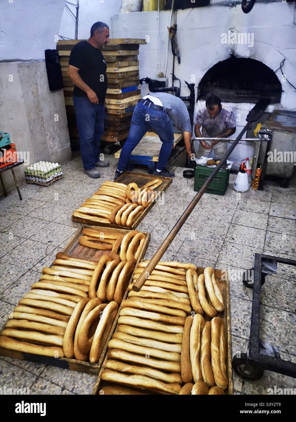 Eine palästinensische Bagel-Brot-Bäckerei von Ka’ek in der Altstadt von Jerusalem, Israel. Stockfoto