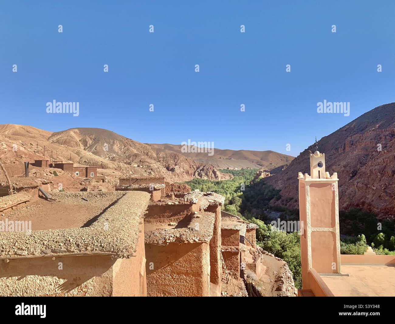 Moschee- und Schlammhäuser in einem Dorf im Imghran Vally in Marokko. Stockfoto