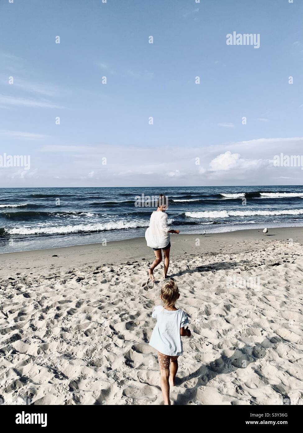 Mama und Tochter am Strand Stockfoto