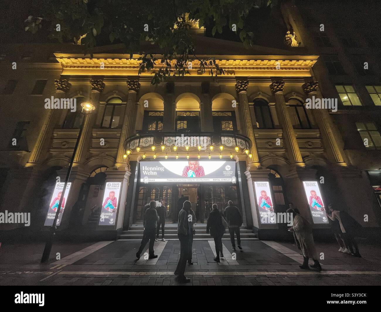 Außerhalb des London Palladium mit grünen Baumblättern im Vordergrund. London Palladium ist ein wunderschönes Theater in Soho, dem West End. Aufgeführt für seine architektonische Bedeutung und Erbe. Stockfoto