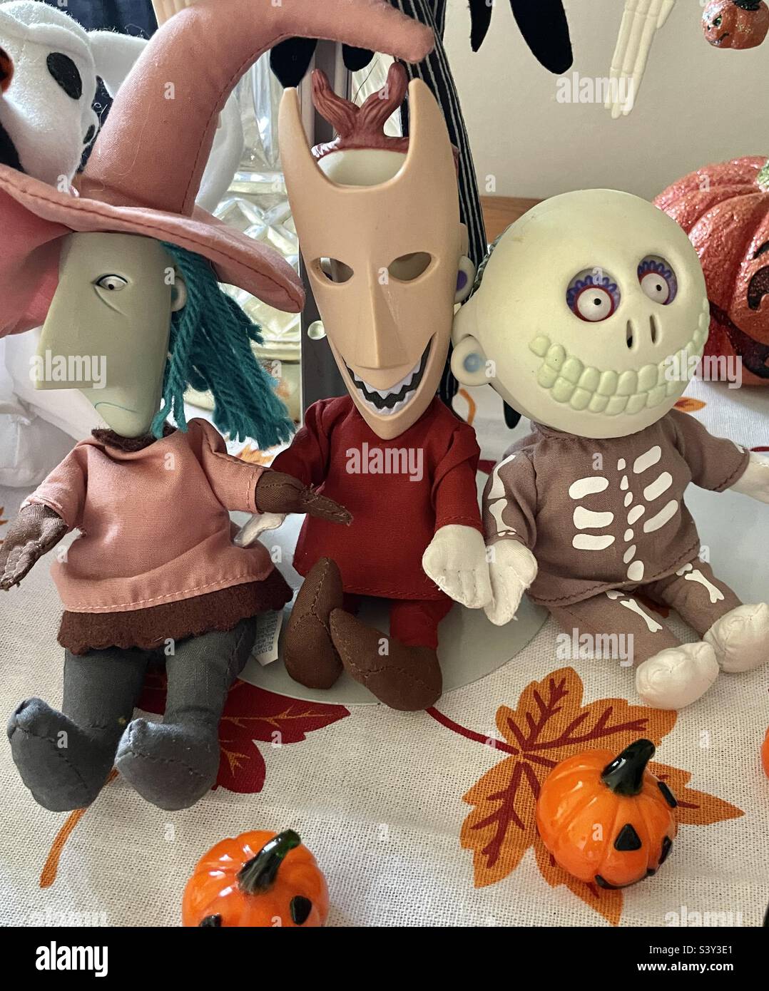 Alptraum vor Weihnachten Puppen und Figuren auf einem Beistelltisch dienen jedes Jahr als Halloween-Dekoration in einem Haus in Utah, USA. - Smartphone-aufgenommenes Stockfoto