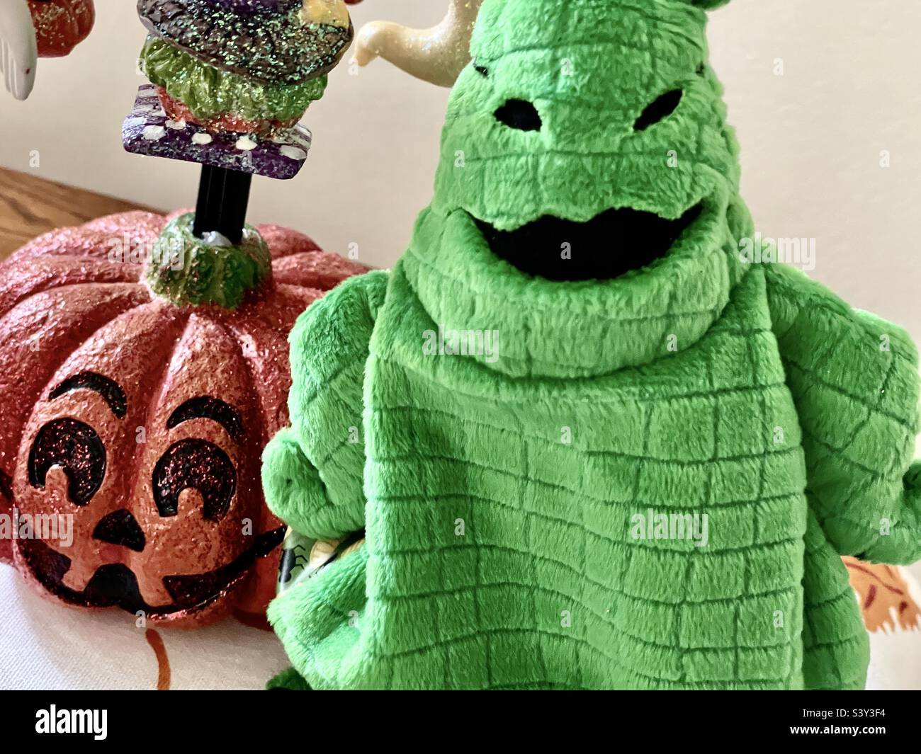 Alptraum vor Weihnachten Puppen und Figuren auf einem Beistelltisch dienen jedes Jahr als Halloween-Dekoration in einem Haus in Utah, USA. - Smartphone-aufgenommenes Stockfoto