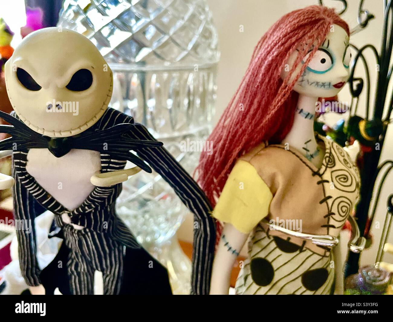 Alptraum vor Weihnachten Puppen und Figuren auf einem Beistelltisch dienen jedes Jahr als Halloween-Dekoration in einem Haus in Utah, USA. Stockfoto