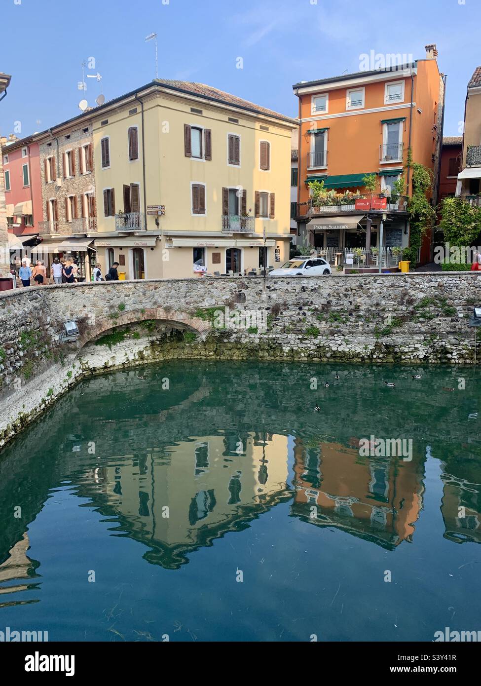 Spiegelung von Häusern in Sirmione Gardasee Italien Stockfoto Spiegelung von Häusern in Sirmione Gardasee Italien Stockfoto