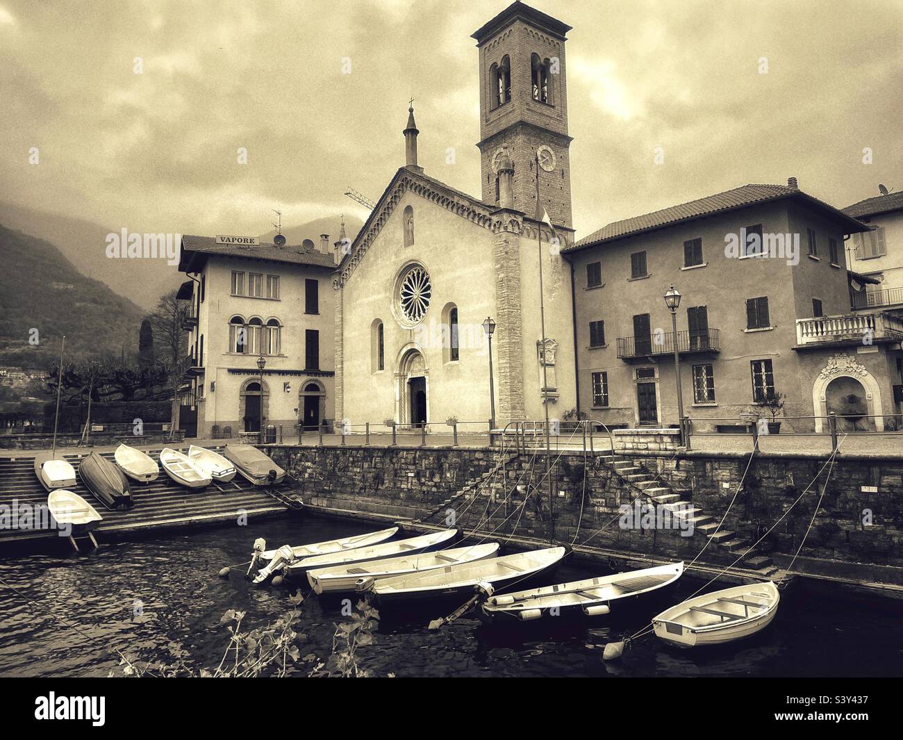 Schwarz-weiße Kirche im Hafen von Torno Italien Stockfoto