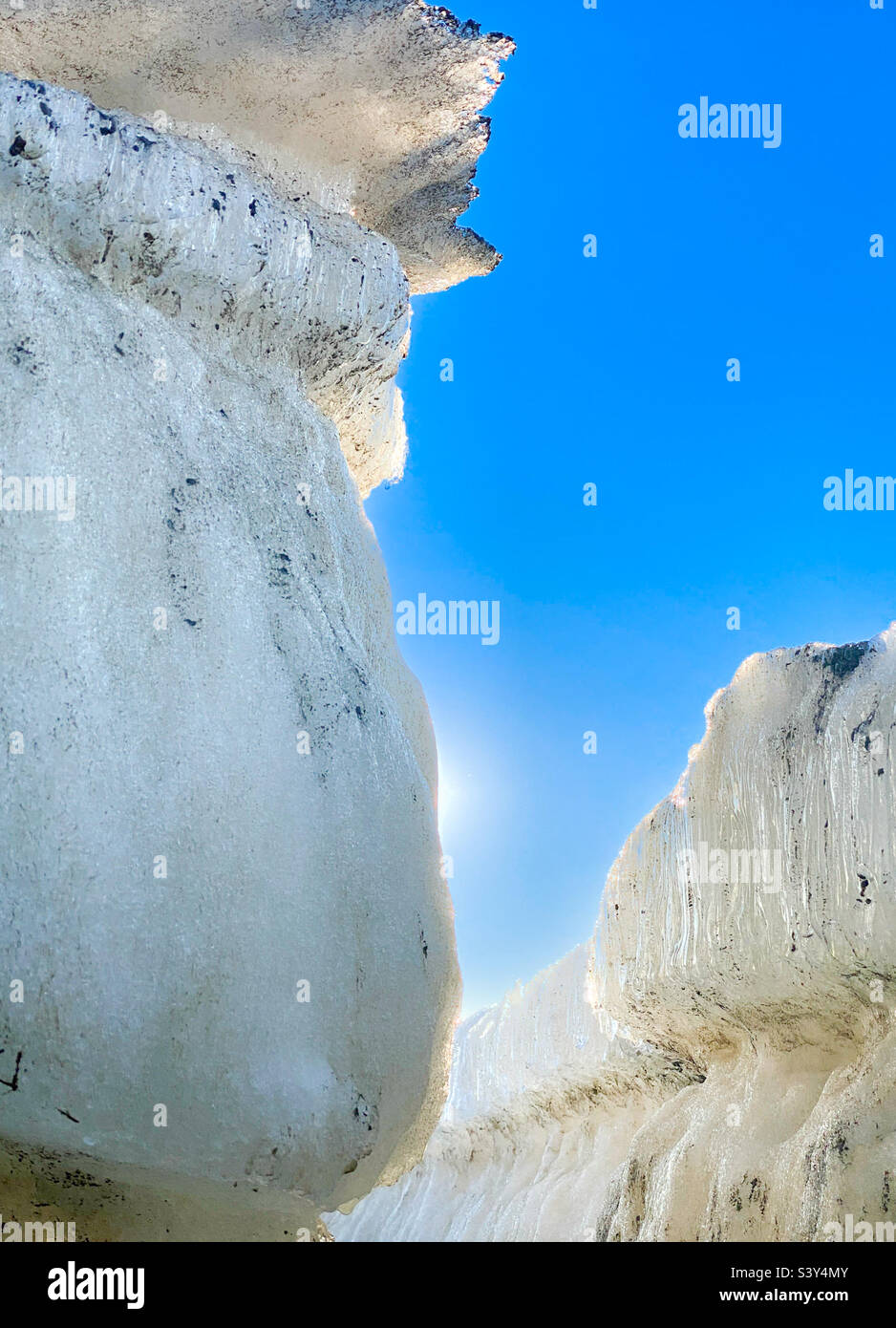 Schmelzende Eisschollen im arktischen Frühling brechen im Kotzebue Sound, Kotzebue, Alaska, auf. Stockfoto