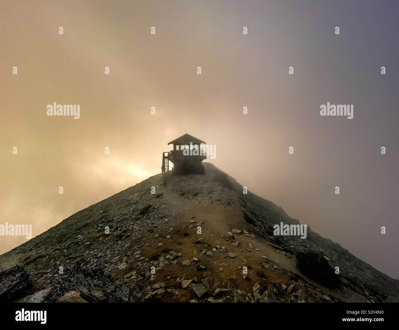 Fremont Watchtower im Rainier National Park an einem nebligen Sonnenuntergangsabend - Smartphone-aufgenommenes Stockfoto