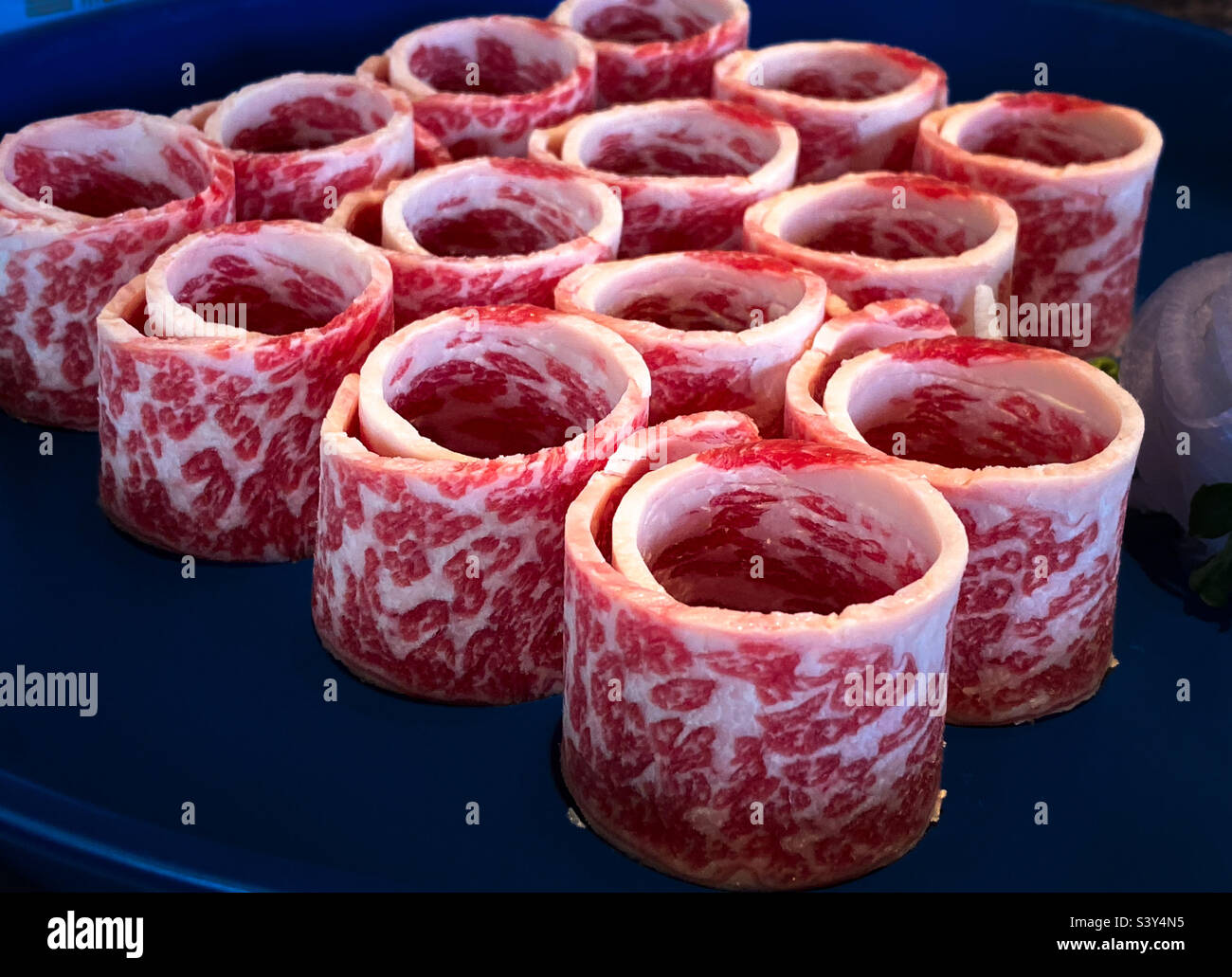 Sukiyaki geschnittenes Waygu-Rindfleisch, das für einen heißen Topf zubereitet wird Stockfoto