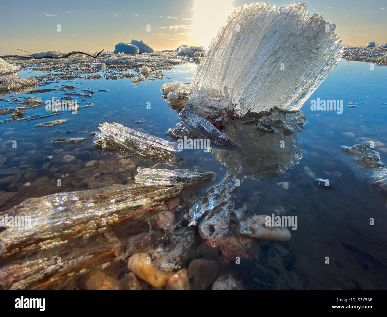 Während des jährlichen Frühjahrsauftauens/Aufbruchs in den arktischen Gewässern des Kotzebue Sound, Northwest Arctic Borough, Alaska, USA, wurden Eiskristallsäulen aus geschmolzenen Eisschollen aus dem Meer geschmolzen. Stockfoto