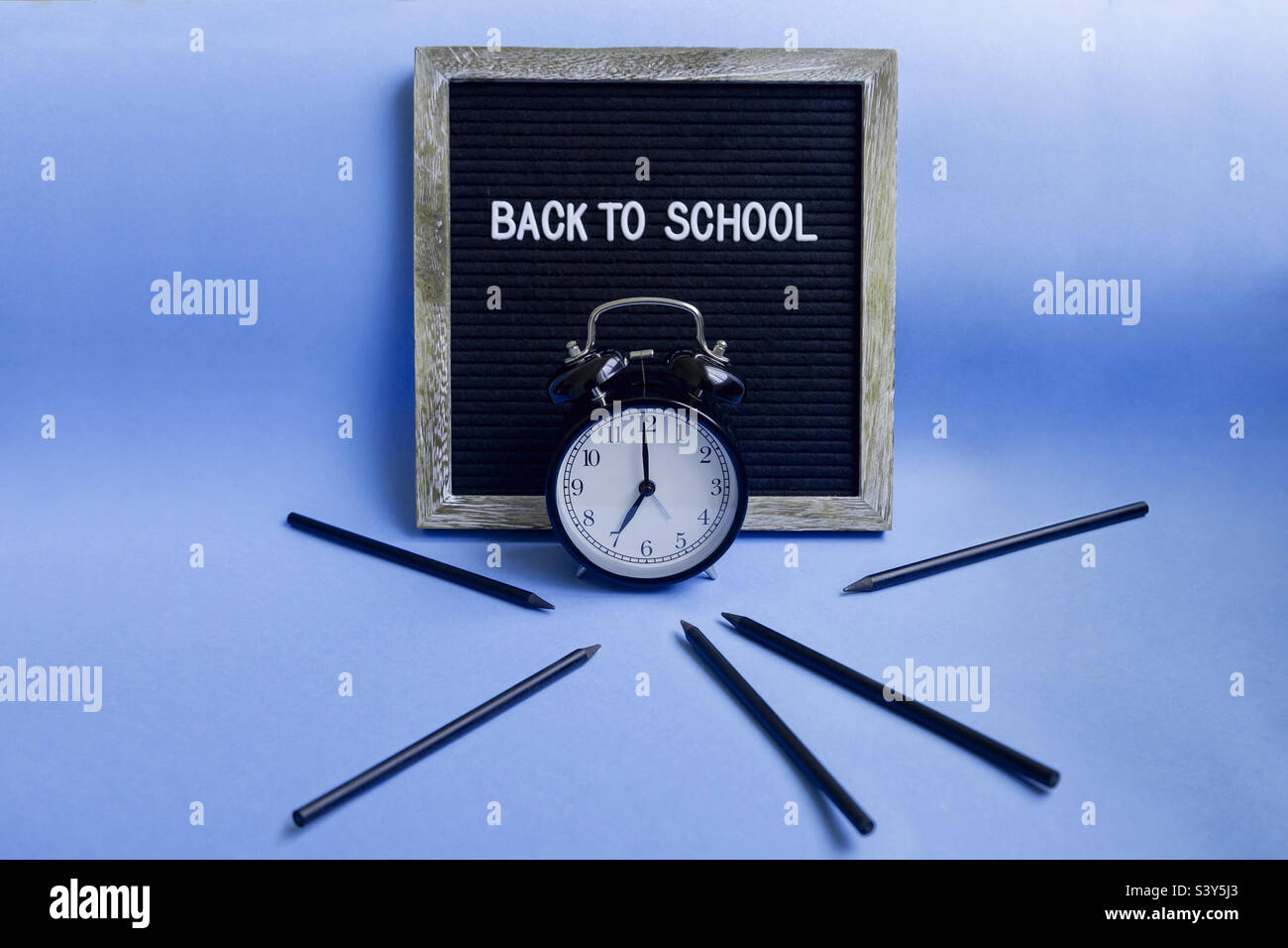 Zurück zur Schule Konzept, Alarm und Bleistifte - Smartphone-aufgenommenes Stockfoto