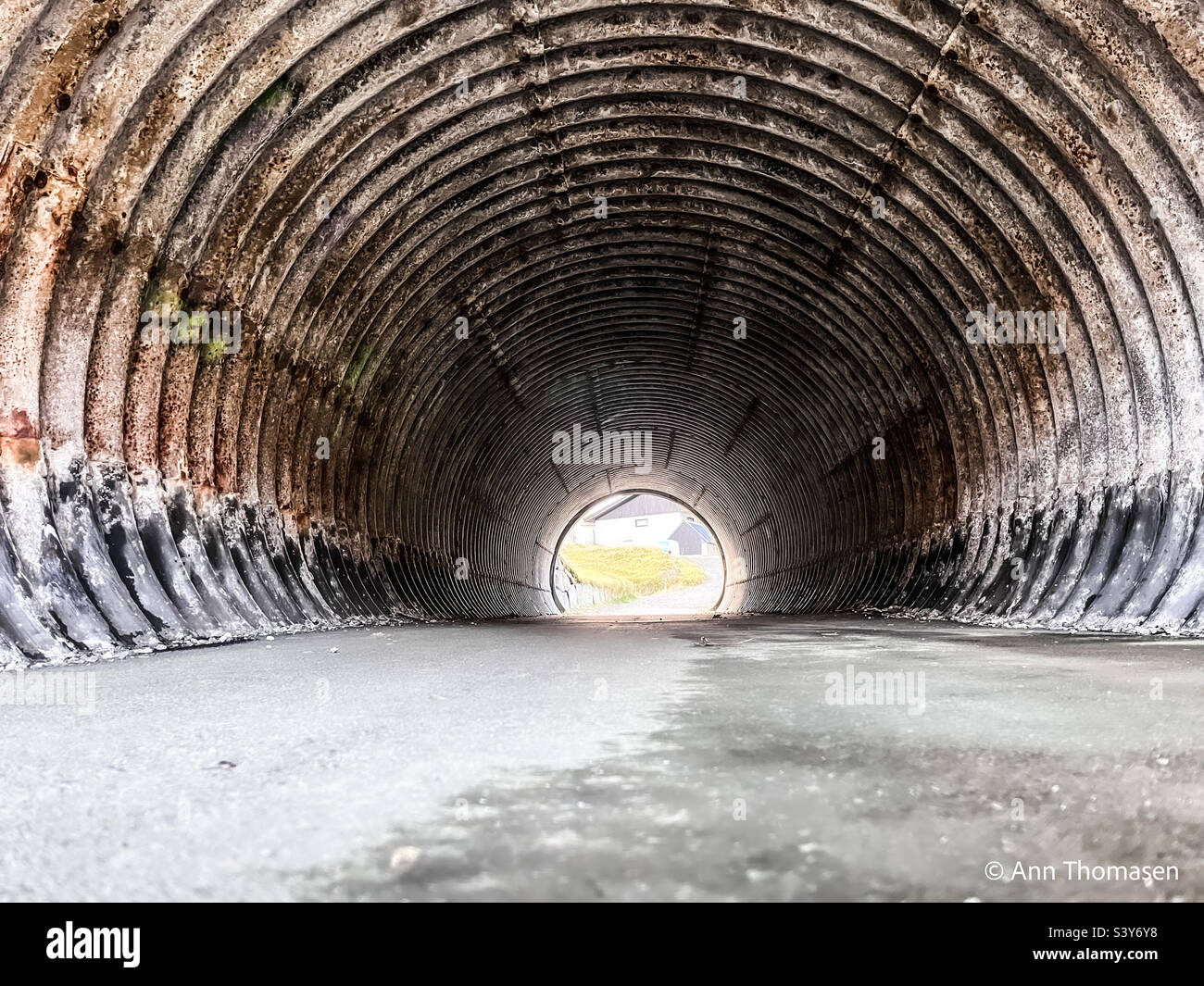 Tunnel aus einer anderen Sicht. Zu Fuß durch. Stockfoto