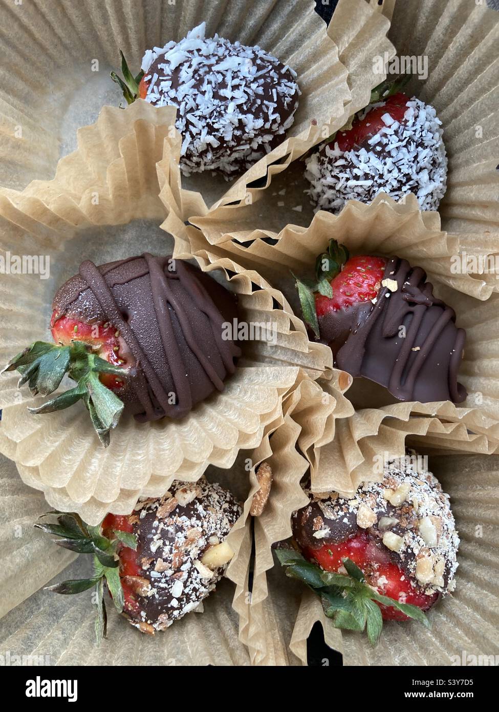 Mit Schokolade überzogene Erdbeeren als Leckerbissen Stockfoto