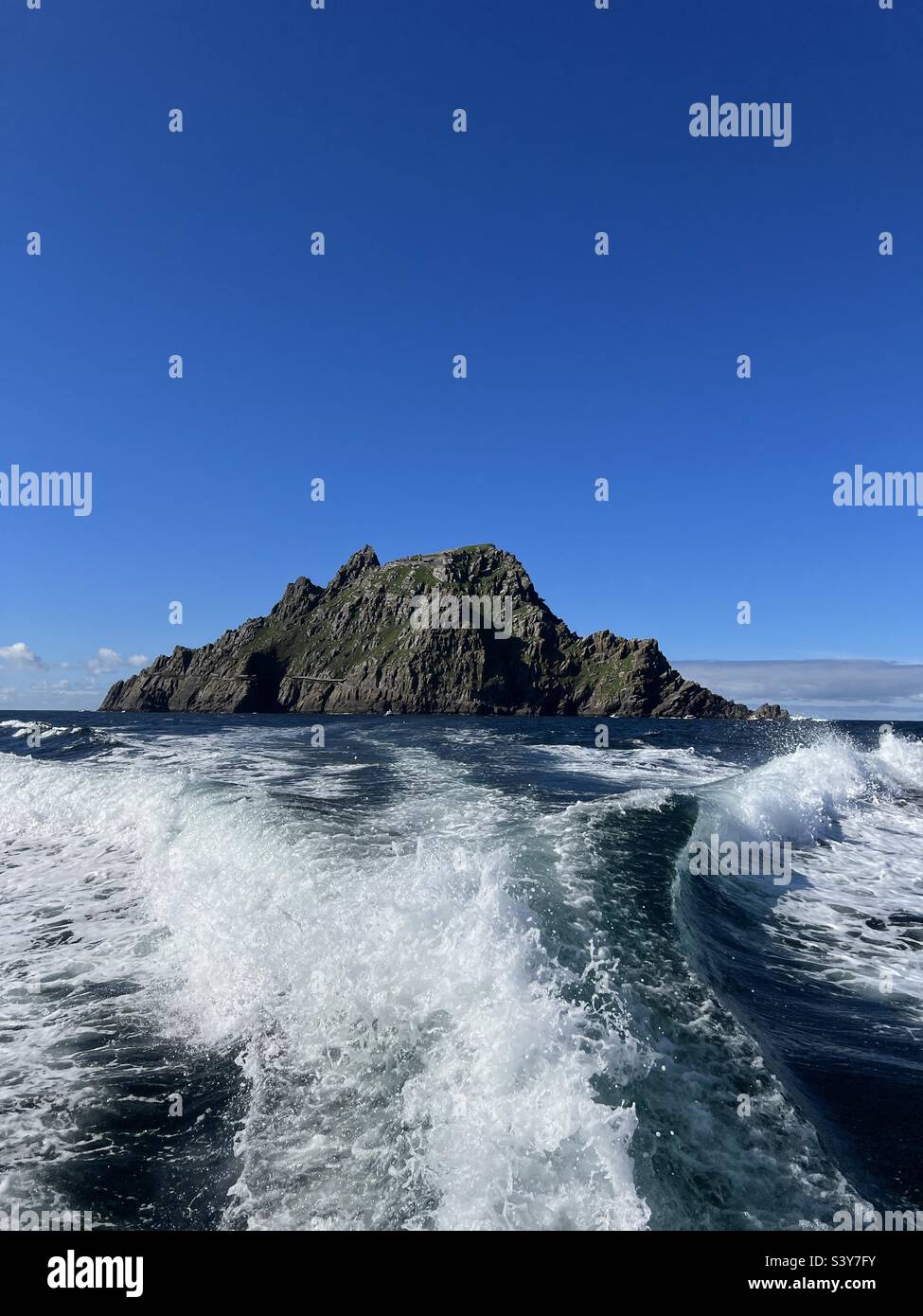 Im Schnellboot, das Skelig Michael, Irland, an einem hellen und heißen sonnigen Tag verlässt Stockfoto