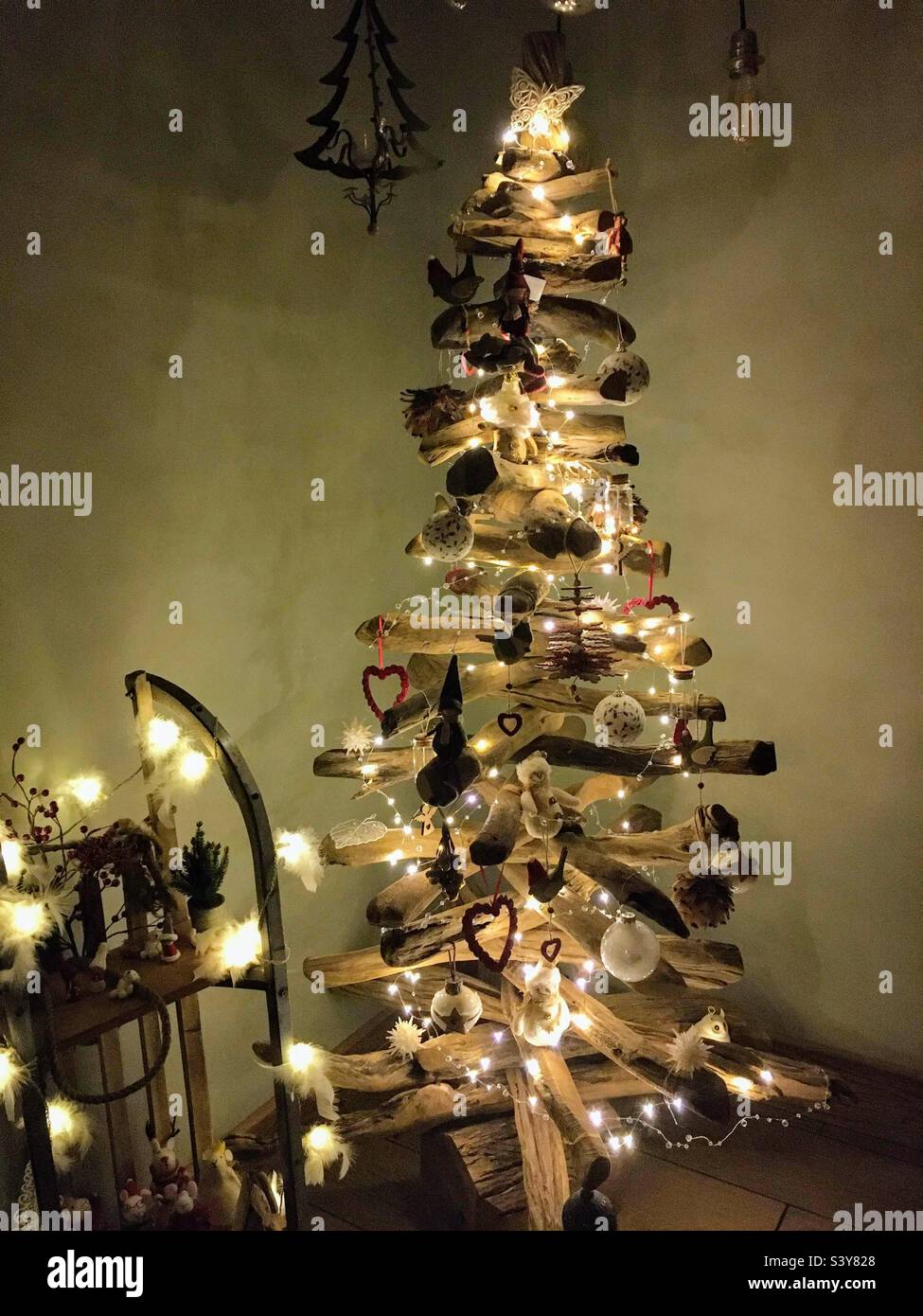 Treibholz-Weihnachtsbaum Stockfoto