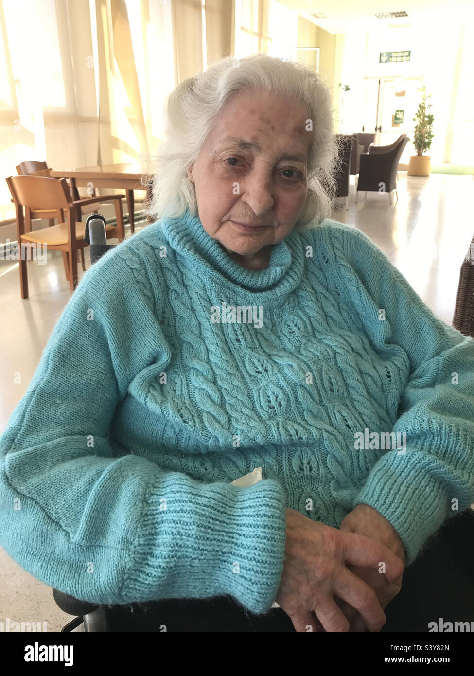 Reizende alte Dame. - Smartphone-aufgenommenes Stockfoto