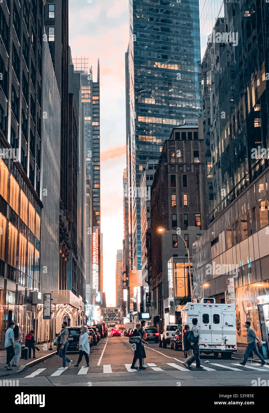 Menschen auf der Straße, Times Square New York - Smartphone-aufgenommenes Stockfoto