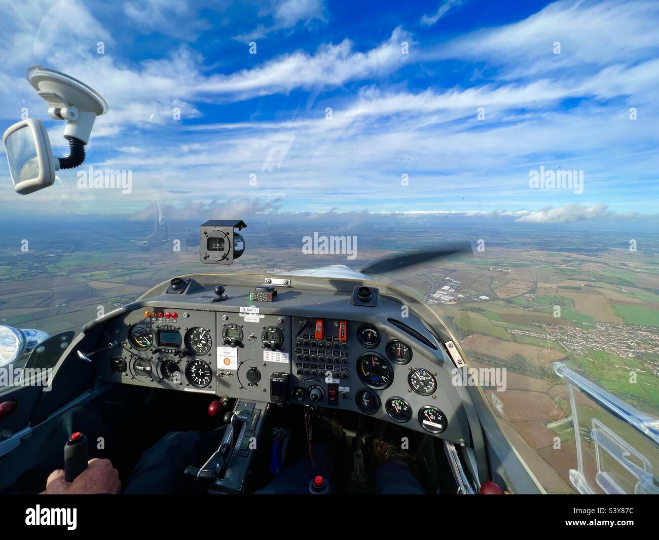 Blick aus dem Cockpit eines Scheibe SF-25 Falke TurboFalke Touring-Motorgleiters mit Instrumententafel und Blick auf den Boden. SF25 Stockfoto