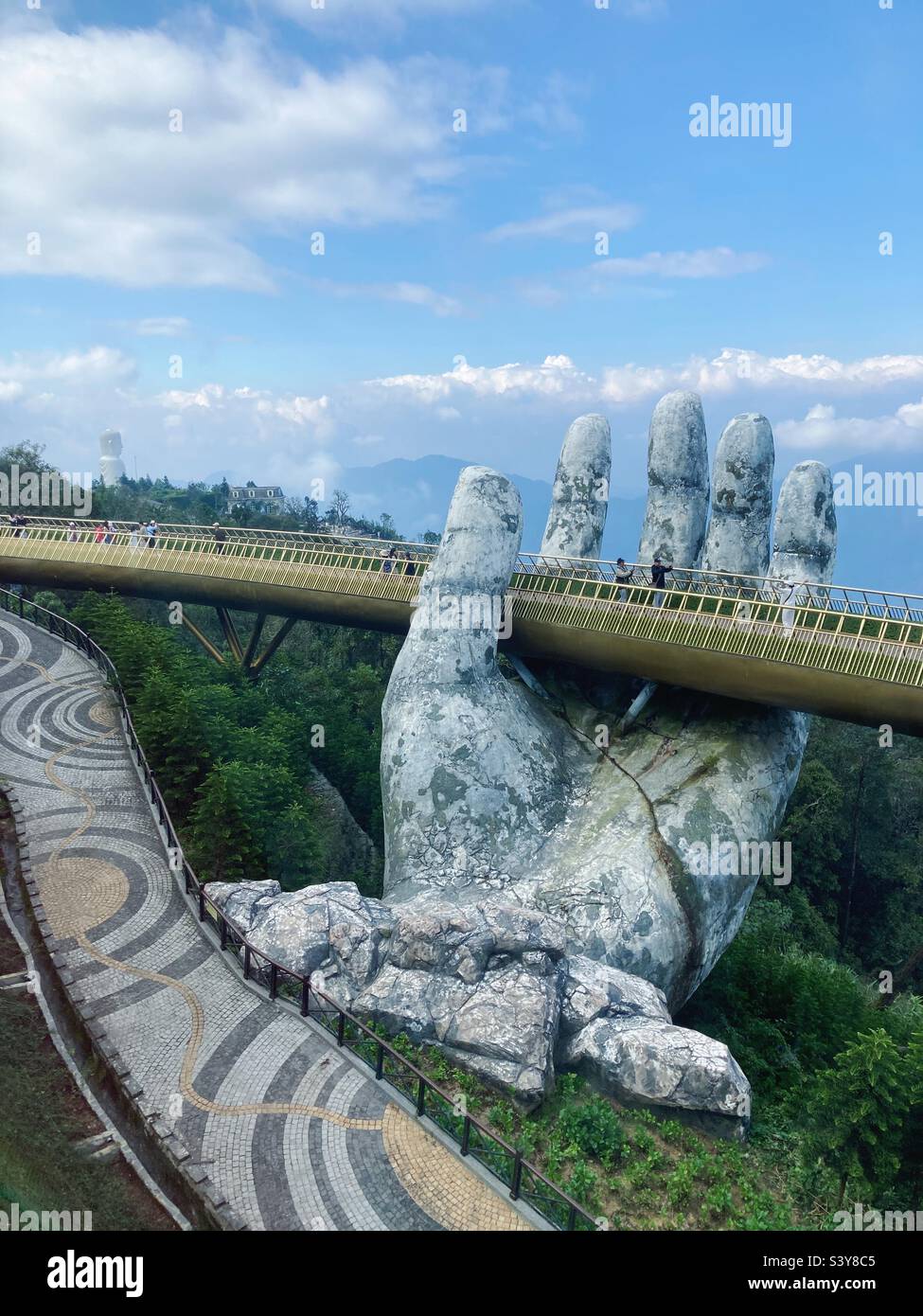 Golden Bridge (Cầu Vàng), Bà Nà Hills Resort, in der Nähe von Da Nang, Vietnam. Stockfoto