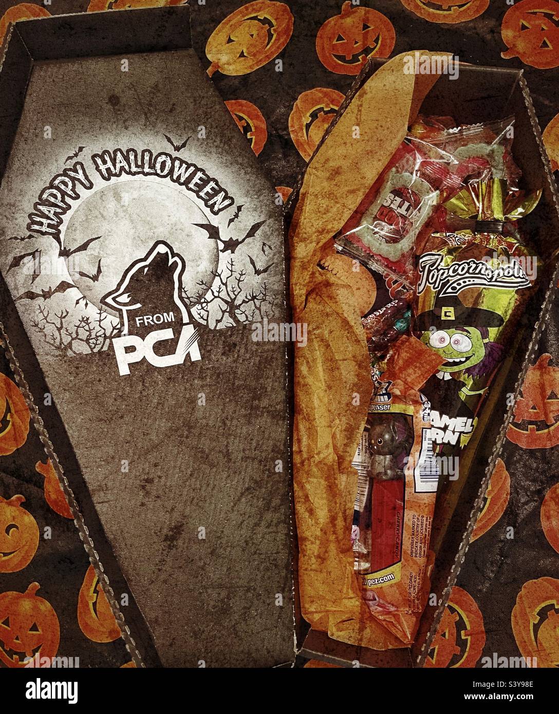 Eine Sargdose mit Süßigkeiten, die den Mitarbeitern eines lokalen Unternehmens rechtzeitig zu Halloween gegeben wurde, anscheinend als saisonales Aufsehen. Stockfoto