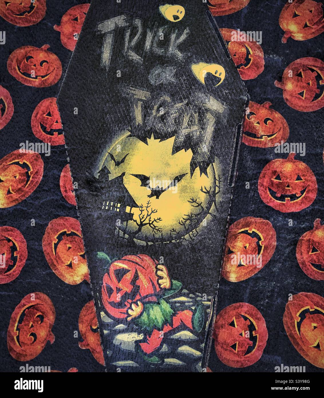 Eine Sargdose mit Süßigkeiten, die den Mitarbeitern eines lokalen Unternehmens rechtzeitig zu Halloween gegeben wurde, anscheinend als saisonales Aufsehen. Stockfoto