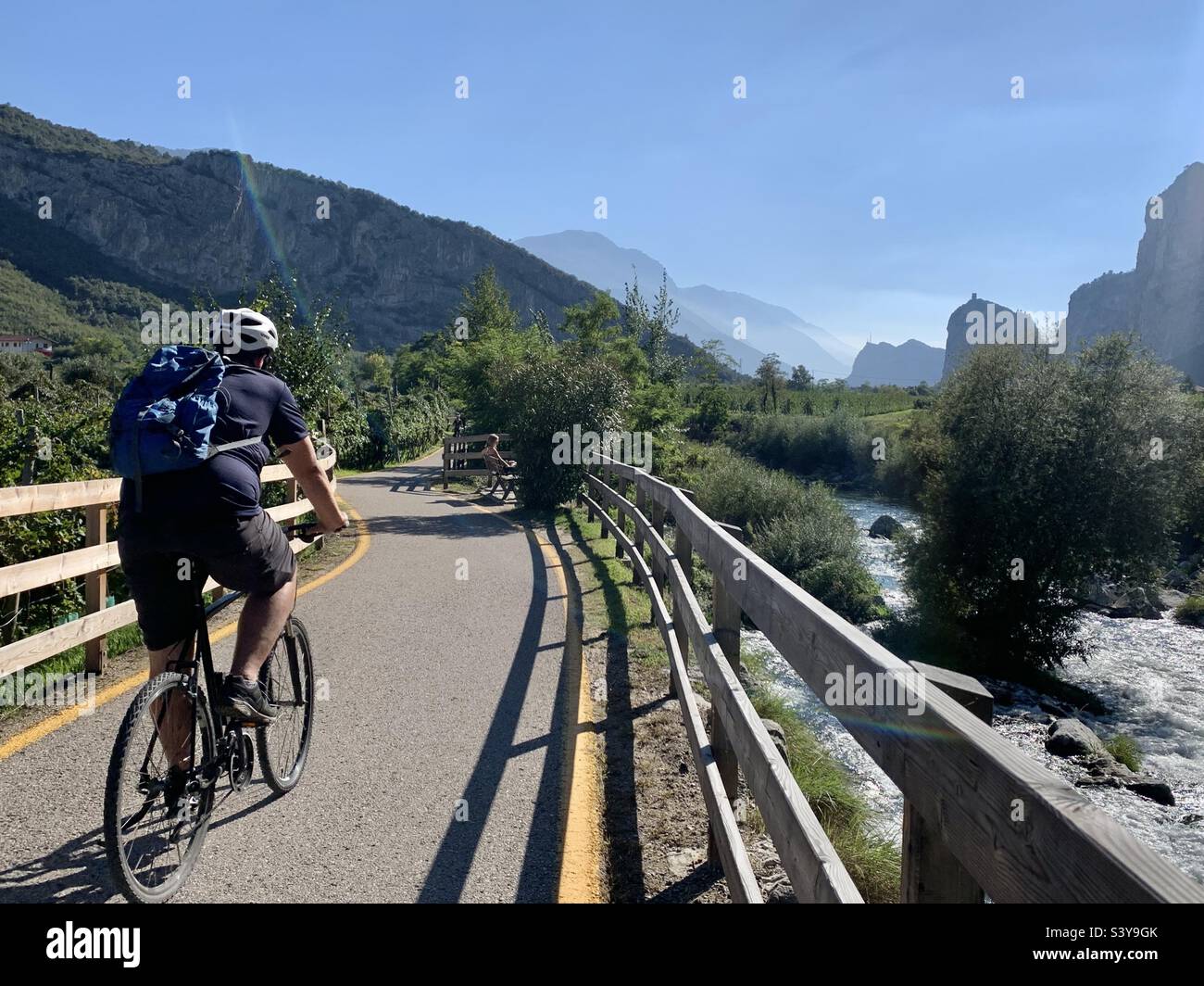 Mit dem Fahrrad von Arco nach Riva del Garda Italien Stockfoto