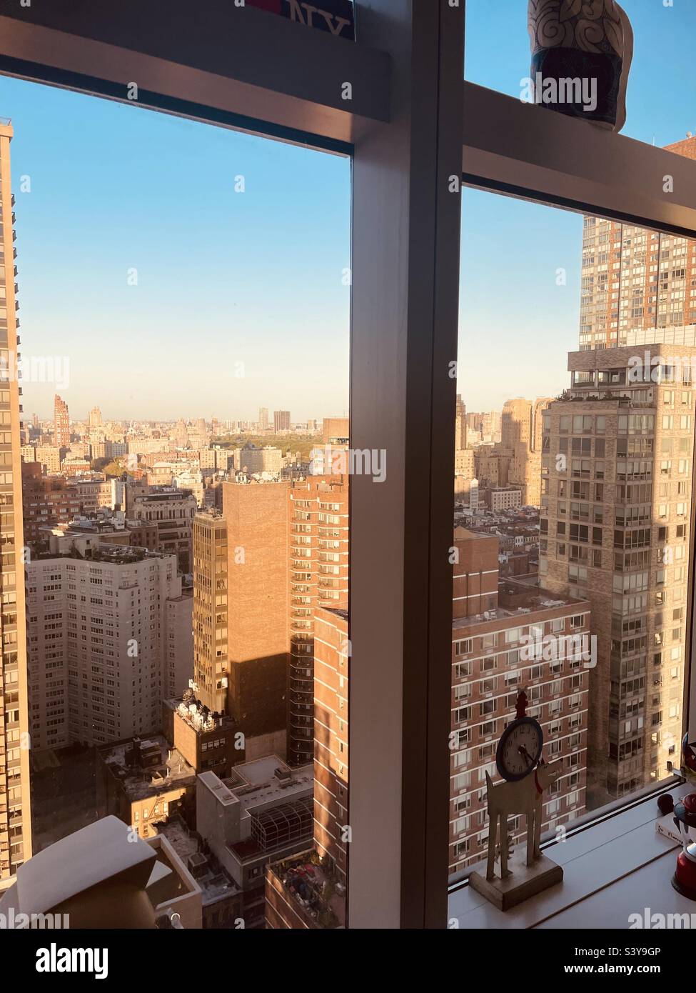 Blick von der oberen West Side Wohnung in Richtung Central Park in New York City, USA - Smartphone-aufgenommenes Stockfoto