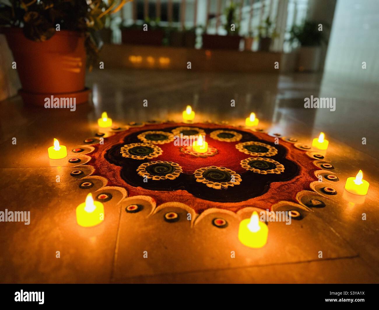 Diwali - Festival der Lichter, Indian Hindu Festival. Lassen Sie dieses Diwali Ihr Leben mit Farben füllen, genau wie dieses Rangoli. Stockfoto