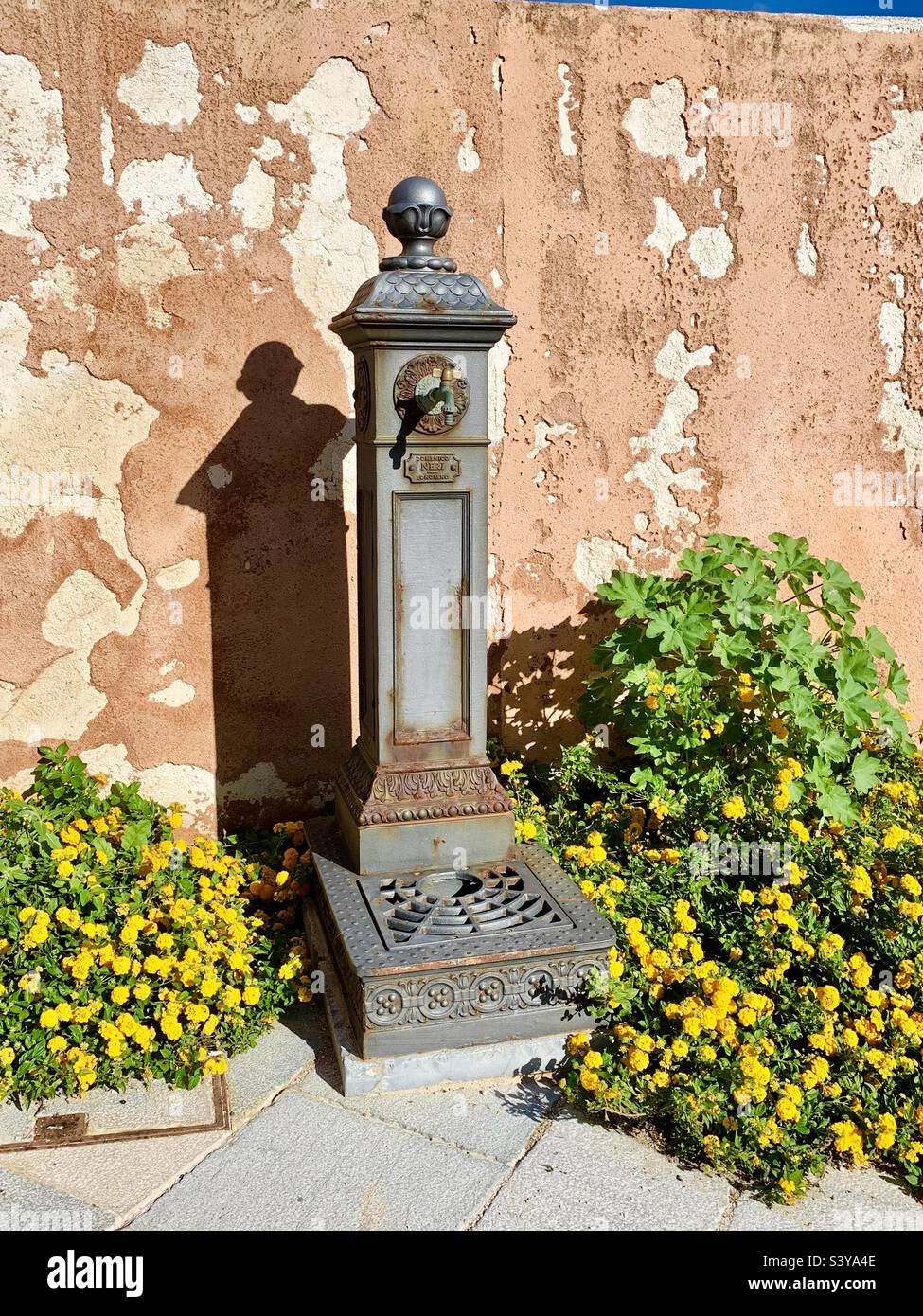 Trinkwasserbrunnen aus Gusseisen auf Bastione Conca in Trapani, Sizilien, Italien. - Smartphone-aufgenommenes Stockfoto