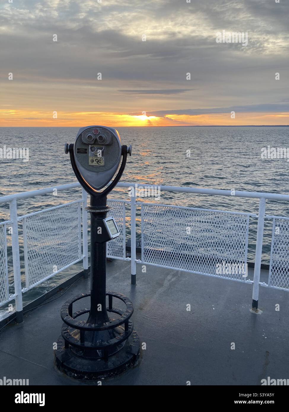 Im Sommer fahren Sie mit der Fähre über den Long Island Sound bei Sonnenuntergang Stockfoto