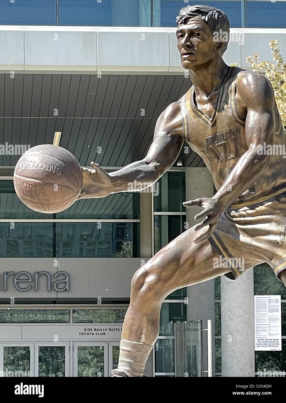 Vor der Vivint Arena, der Heimat des NBA-Teams, des Utah Jazz, in der Innenstadt von Salt Lake City, Utah, USA. Hier ist eine überlebensgroße Bronzestatue von John Stockton, einem der größten Mannschaften, zu sehen. - Smartphone-aufgenommenes Stockfoto