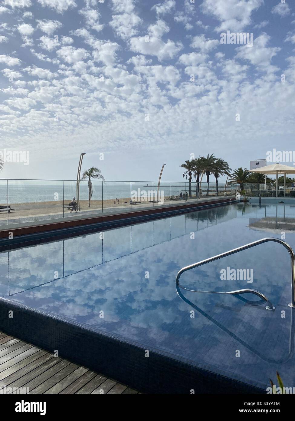 Pool in Portugal am Strand - Smartphone-aufgenommenes Stockfoto