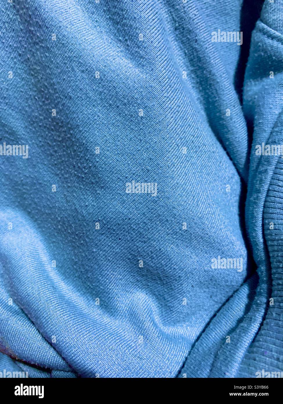 Nahaufnahme Textur des abgenutzten hellblauen Sweatshirts Stockfoto