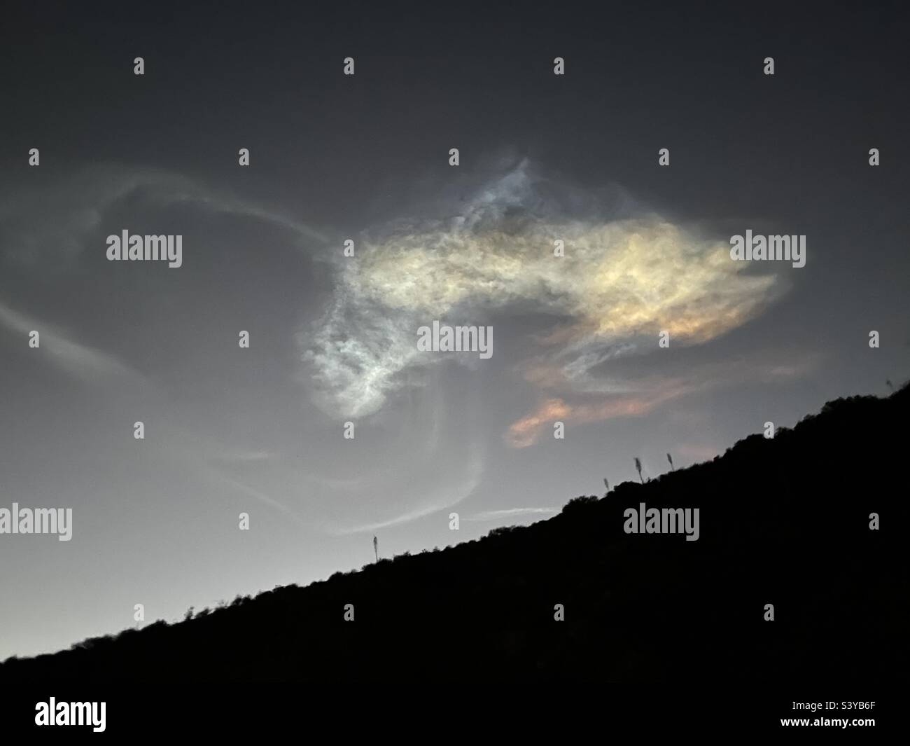 Vollständiges Bild der übernatürlichen Drachenkreatur, die in einer Wolke gefunden wurde, die durch den Start der SpaceX Falcon 9 Rakete von Elon Musk am Donnerstag, dem 27.. Oktober 2022, über Los Angeles entstand. Stockfoto