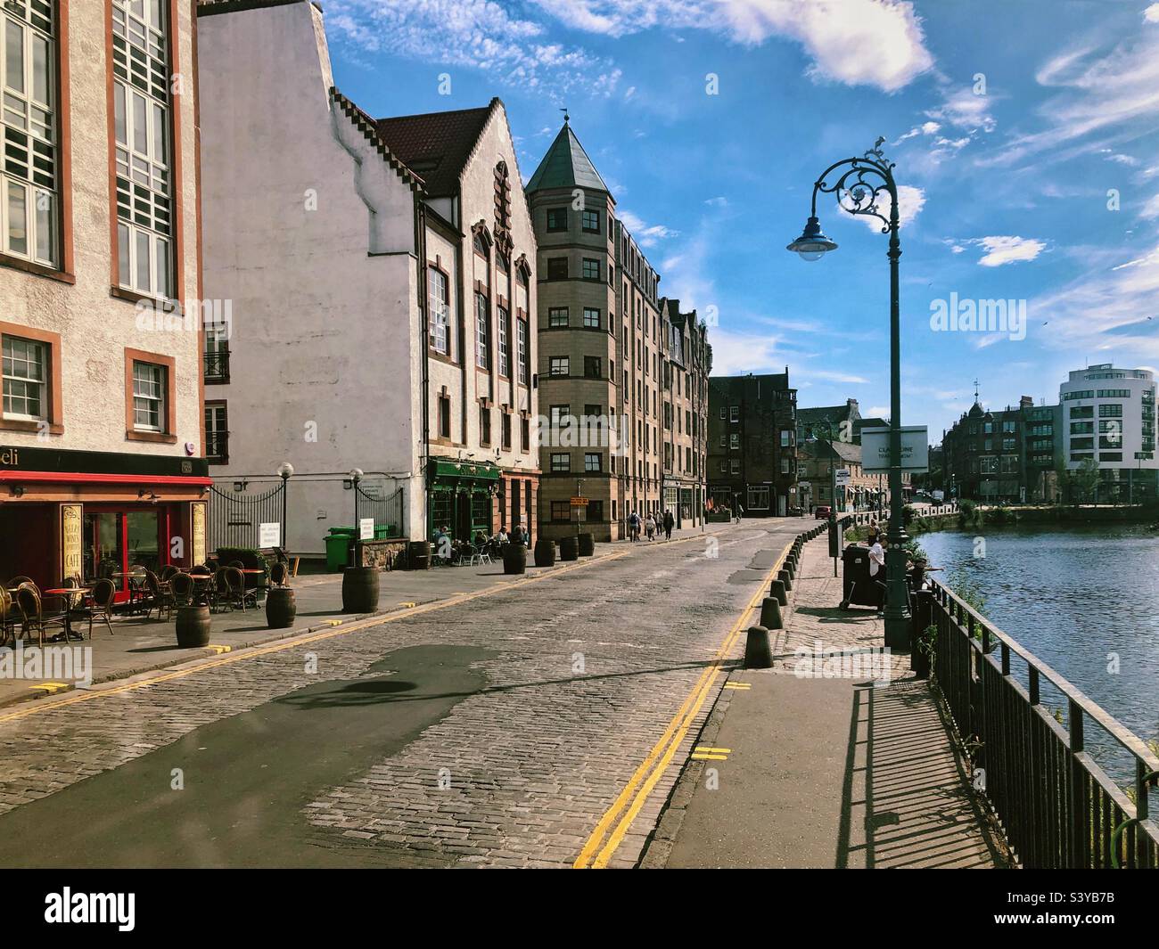 The Shore, Leith, Edinburgh, Schottland an einem sonnigen Tag mit blauem Himmel. Stockfoto