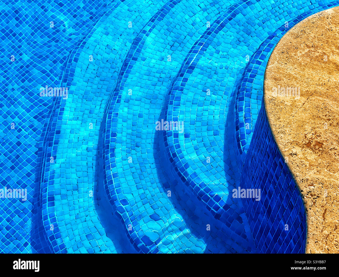 Schwimmbadstufen - Sommersonne - Urlaubszeit - Entspannung - Zeit zum Auftanken. Foto ©️ COLIN HOSKINS. Stockfoto