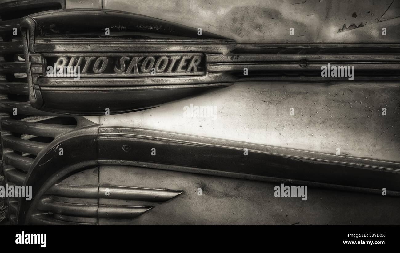Detailbild der Seite eines Oldtimer Auto-Skooter-Stoßfängers in Sepia-Ton. - Smartphone-aufgenommenes Stockfoto